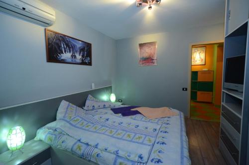 Un pat sau paturi într-o cameră la SC Accommodation & Entertainment SRL