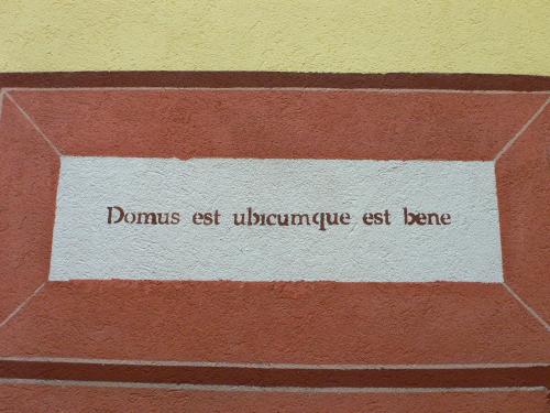a sign on a wall that reads domus est alternative get bone at Hotel Alla Riviera in Bardolino