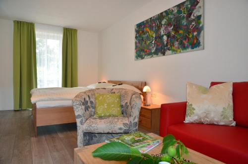 ein Hotelzimmer mit einem Bett und einem Stuhl in der Unterkunft Burg Blens in Heimbach