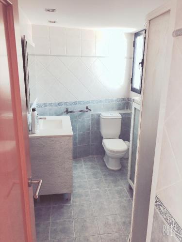 a bathroom with a toilet and a sink at HERMOSO ADOSADO EN GRAO DE CASTELLÓN in Grao de Castellón