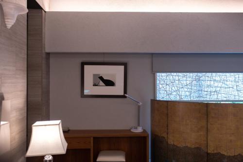 a room with a window and a desk with a lamp at Luxury Condo Shikine An Gion Shirakawa in Kyoto