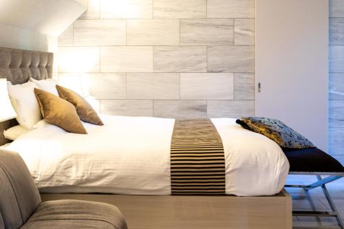 a bedroom with a large white bed and a couch at Luxury Condo Shikine An Gion Shirakawa in Kyoto