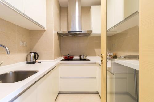 A kitchen or kitchenette at Pinxiayuan Apartment in Lvcheng Resort