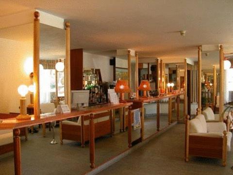 un negozio con specchi e mobili in una stanza di Il Fraitevino hotel bed & breakfast a Sestriere