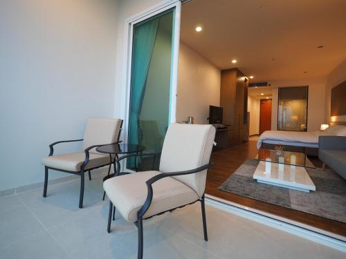 Ruang duduk di Movenpick Residences Pattaya with Ocean View