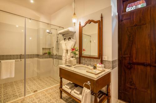 um banheiro com pia e chuveiro em amã Stays & Trails, Cardozo House em Candolim