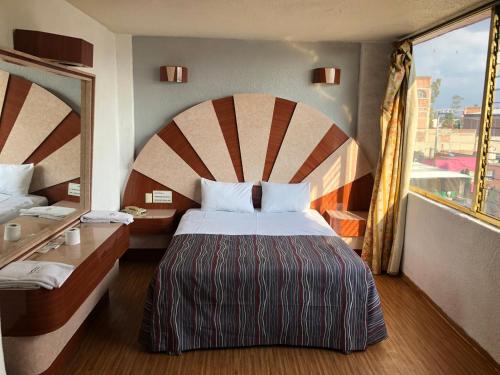 Habitación de hotel con cama grande y ventana en Hotel Aquario, en Ciudad de México