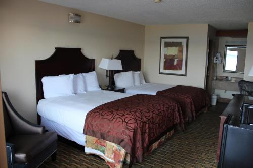 Een bed of bedden in een kamer bij Economy Inn - Statesville