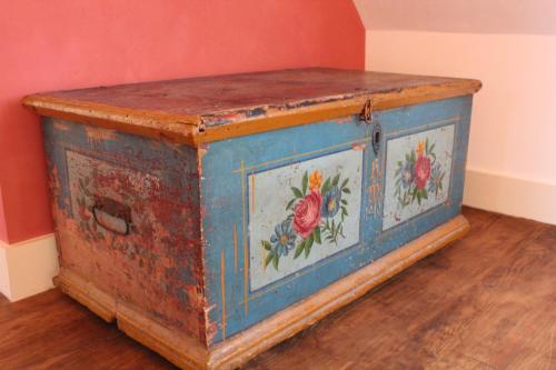 an old rusty box sitting on a wooden floor at Chambres d'hôtes de Parseval in Senlis