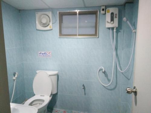 Vonios kambarys apgyvendinimo įstaigoje ต้งโฮมหละปูน