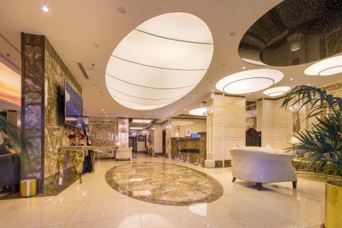 a large lobby with a large light fixture at Al Mokhtar Furnished Units in Taif