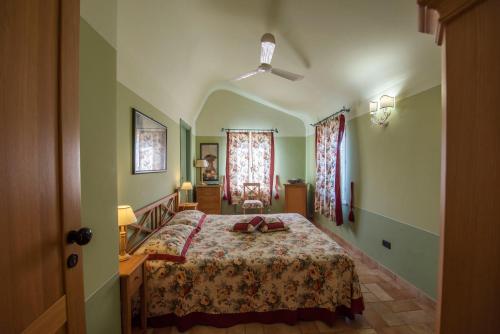 Llit o llits en una habitació de Il Mandorlo - Agriturismo e Azienda Agricola Ferrato