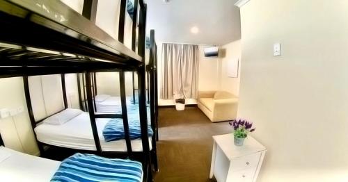 Giường tầng trong phòng chung tại Rotorua Downtown Backpackers