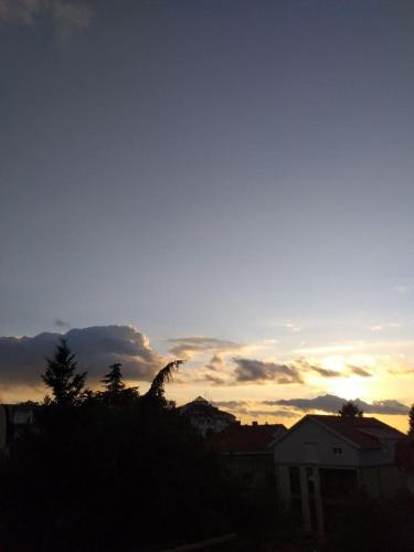 Pogled na izlazak ili zalazak sunca iz ili blizu apartmana