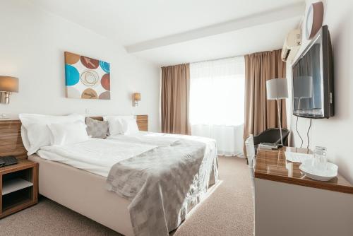 Postel nebo postele na pokoji v ubytování Riviera by Queens Hotel and Resort