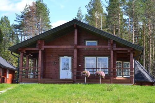a log cabin in the woods at Kenttäniemi Cottages in Sonka