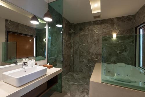 Ванная комната в Phufa Waree Chiangrai Resort - SHA Extra Plus