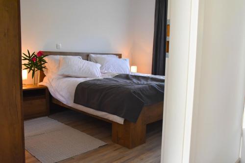una camera con letto e tavolo con vaso di Apartma med oljkami - Portorož a Portoroz