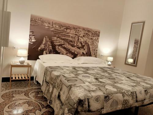una camera da letto con un grande letto e un dipinto sul muro di Affittacamere Monumentale a Genova