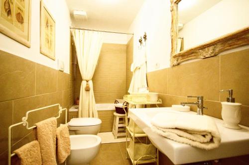 La salle de bains est pourvue d'un lavabo, de toilettes et d'une baignoire. dans l'établissement La Limonaia, à Tremezzo