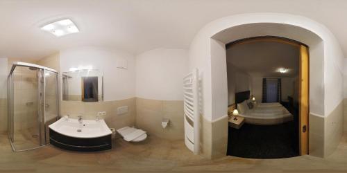 Bilik mandi di Appartements Fritzhof