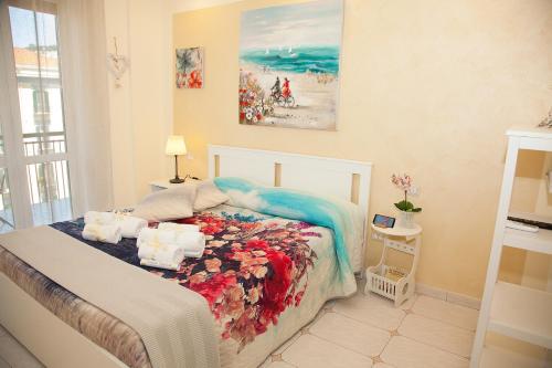 ein Schlafzimmer mit einem Bett mit Blumen darauf in der Unterkunft b&b Napoli Capitale in Neapel