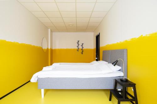 Кровать или кровати в номере Neotel