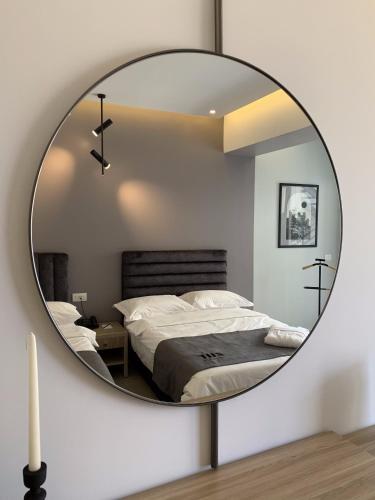 Postel nebo postele na pokoji v ubytování ZUR Studios and Suites