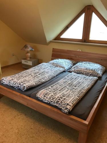 2 łóżka w sypialni z oknem w obiekcie Fewo No. 17- Langgons / Oberkleen w mieście Langgöns