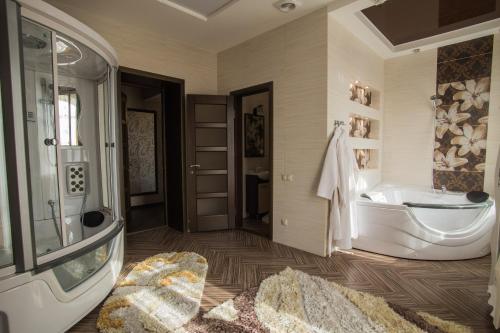 W łazience znajduje się wanna, prysznic i umywalka. w obiekcie Hotel Villa Venice w mieście Winnica