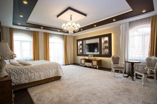 1 dormitorio con cama, espejo y mesa en Hotel Villa Venice en Vínnytsia