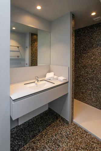 a bathroom with a sink and a mirror at Barak de Vinck - guesthouse in Ieper