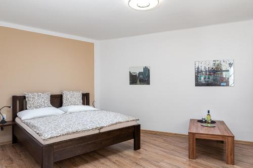 - une chambre avec un lit et une table dans l'établissement Penzion Maxwilliam, à Znojmo