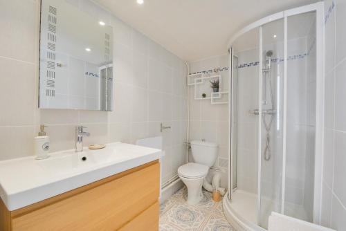 une salle de bain avec un lavabo, des toilettes et une douche dans l'établissement Le cocon des Deux Sirènes - Studio cosy pour 2 à Nancy, à Nancy