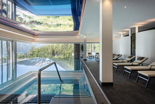 المسبح في Naturhotel Alpenblick أو بالجوار