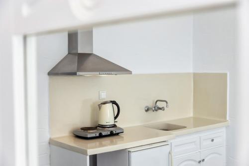 Kuchyň nebo kuchyňský kout v ubytování Stratos Apartments & Studios