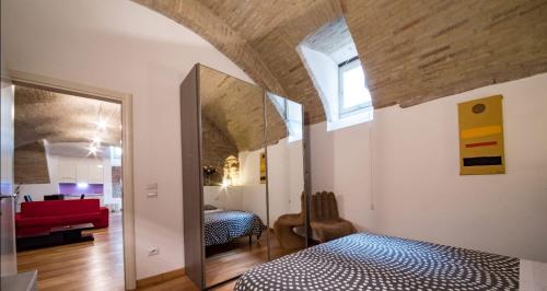 een slaapkamer met een bed en een woonkamer bij Appartamento Sant'Apollinare in Assisi