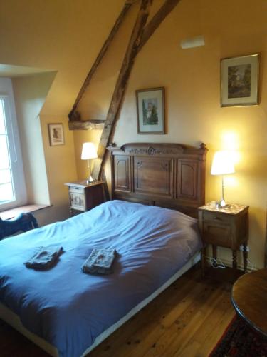 A bed or beds in a room at La Berlandière