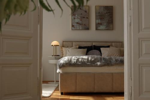 Postel nebo postele na pokoji v ubytování Deluxe apt with 2 bedrooms and AC