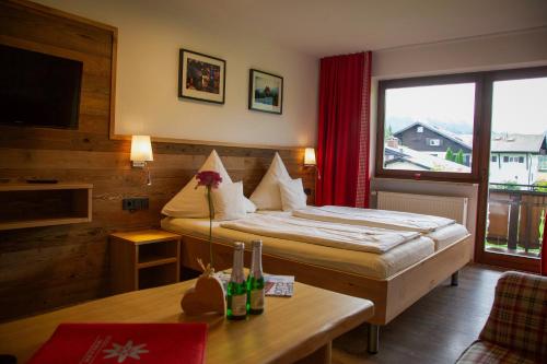 オーベルストドルフにあるGästehaus Wellerのベッドとテーブルが備わるホテルルームです。