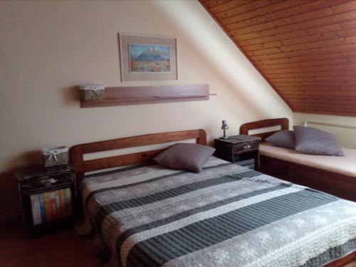 1 dormitorio con 2 camas y 2 mesitas de noche en Apartmany Neuwald, en Nová Lesná