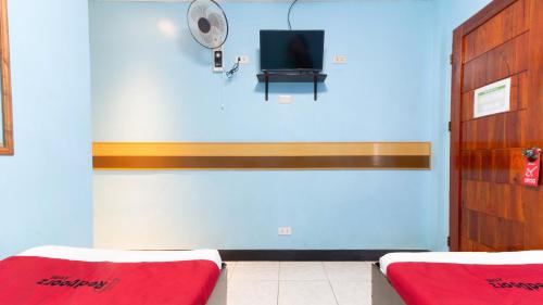 Una televisión o centro de entretenimiento en RedDoorz @ Picas Sagkahan Tacloban