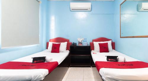 Un pat sau paturi într-o cameră la RedDoorz @ Picas Sagkahan Tacloban