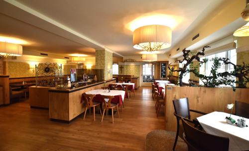 ein Restaurant mit Tischen und Stühlen und eine Bar in der Unterkunft Hotel&Wirtshaus Sonne in Weyregg