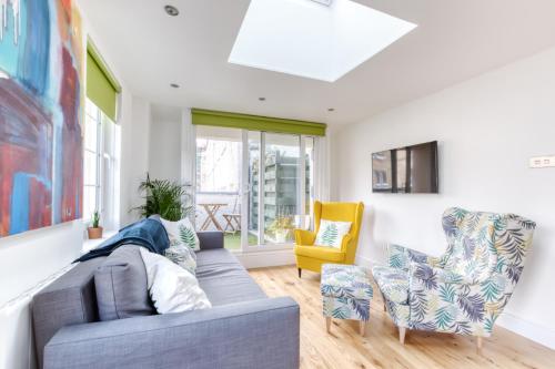 a living room with a couch and two chairs at Central Bright 3 Bed Flat with Pool & Parking in Edinburgh
