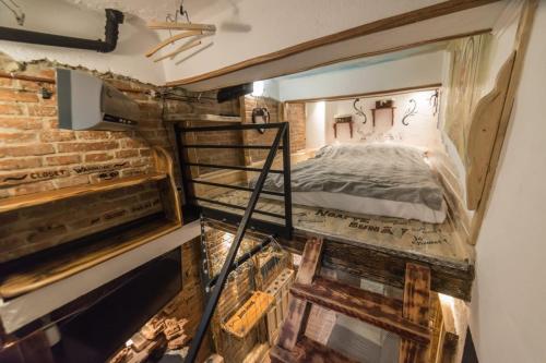 Bunk bed o mga bunk bed sa kuwarto sa Rent a Room - Be Rustic