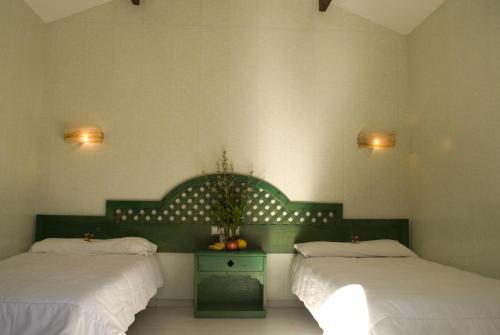 ein Schlafzimmer mit 2 Betten und einem Tisch mit Obst darauf in der Unterkunft Soller Garden in Port de Sóller