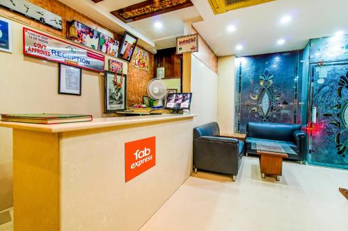 een bar in een restaurant met een wachtkamer bij FabExpress Jaggi Palace Karol Bagh in New Delhi