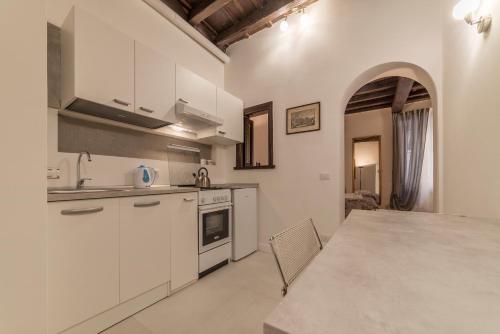 GuestHost - Fori Imperiali Apartment