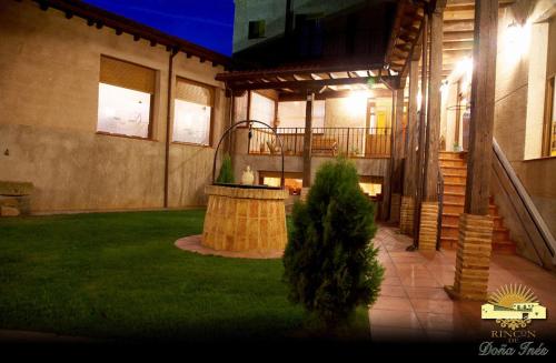 a house with a yard with a tree in front of it at Hotel Rural Rincón de Doña Inés in Villanueva de la Condesa